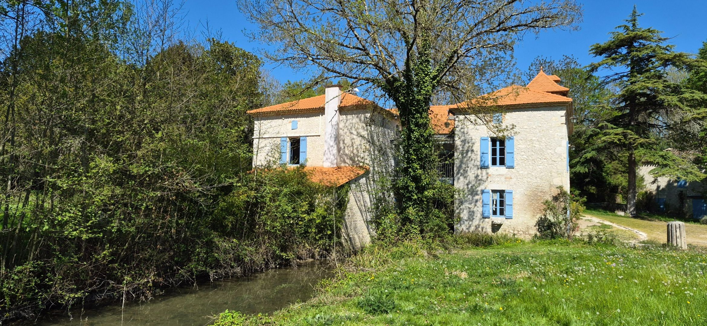 house 12 rooms for sale on LACOUR (82190)