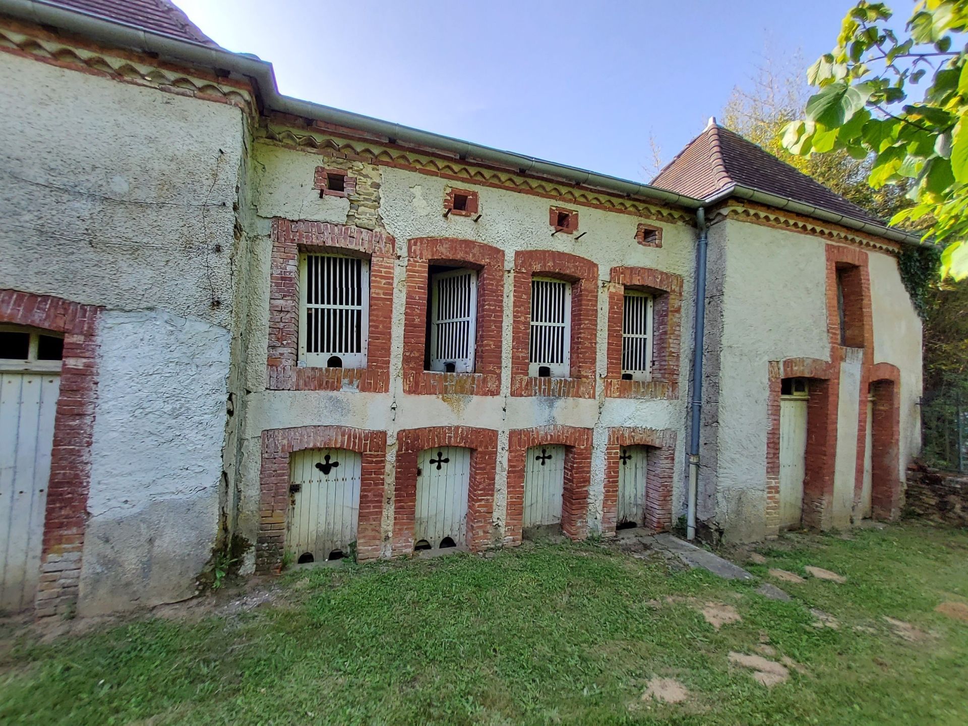 propriété 8 Pièces en vente sur CHALUS (87230)