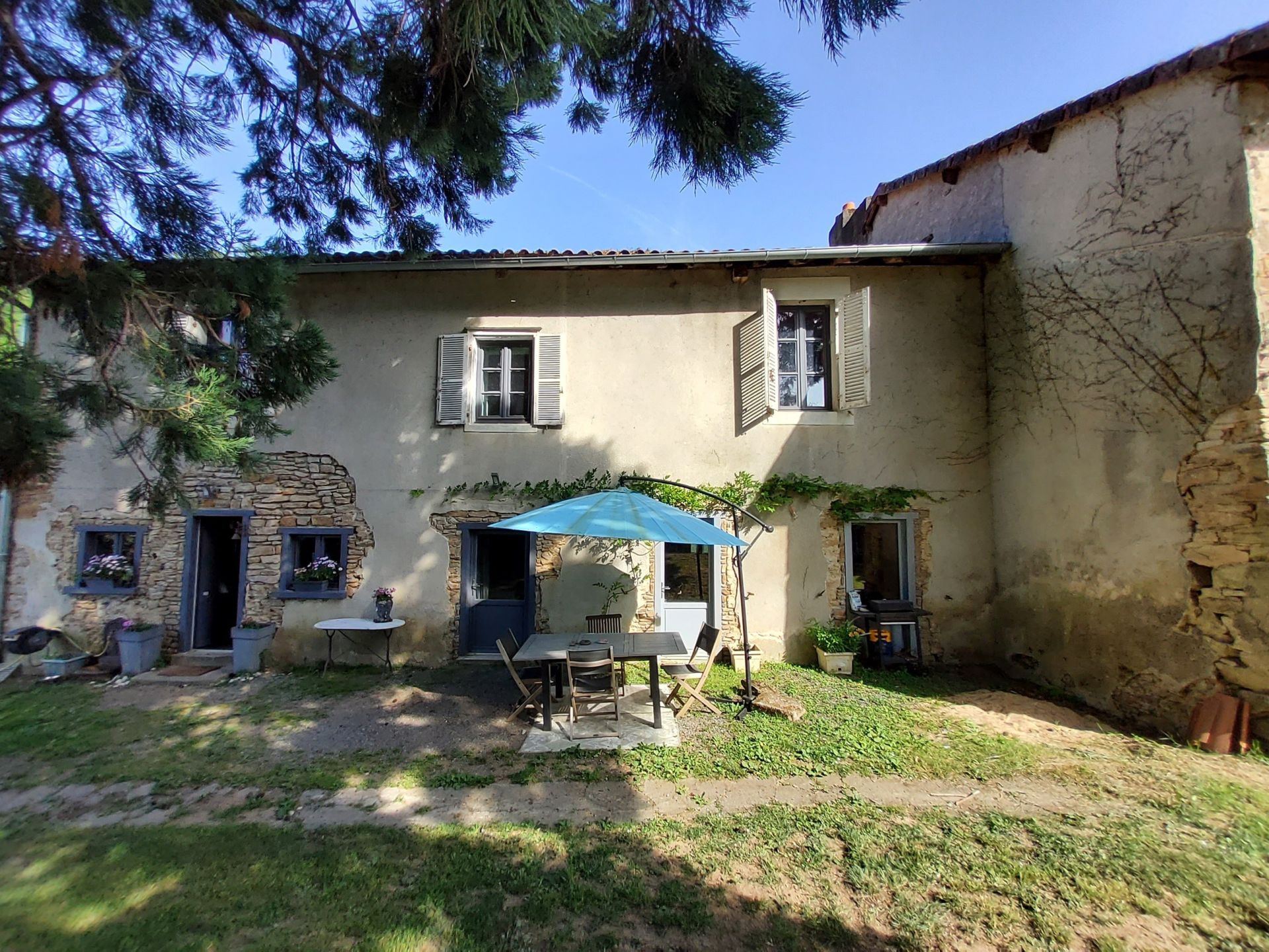 propriété 8 Pièces en vente sur CHALUS (87230)