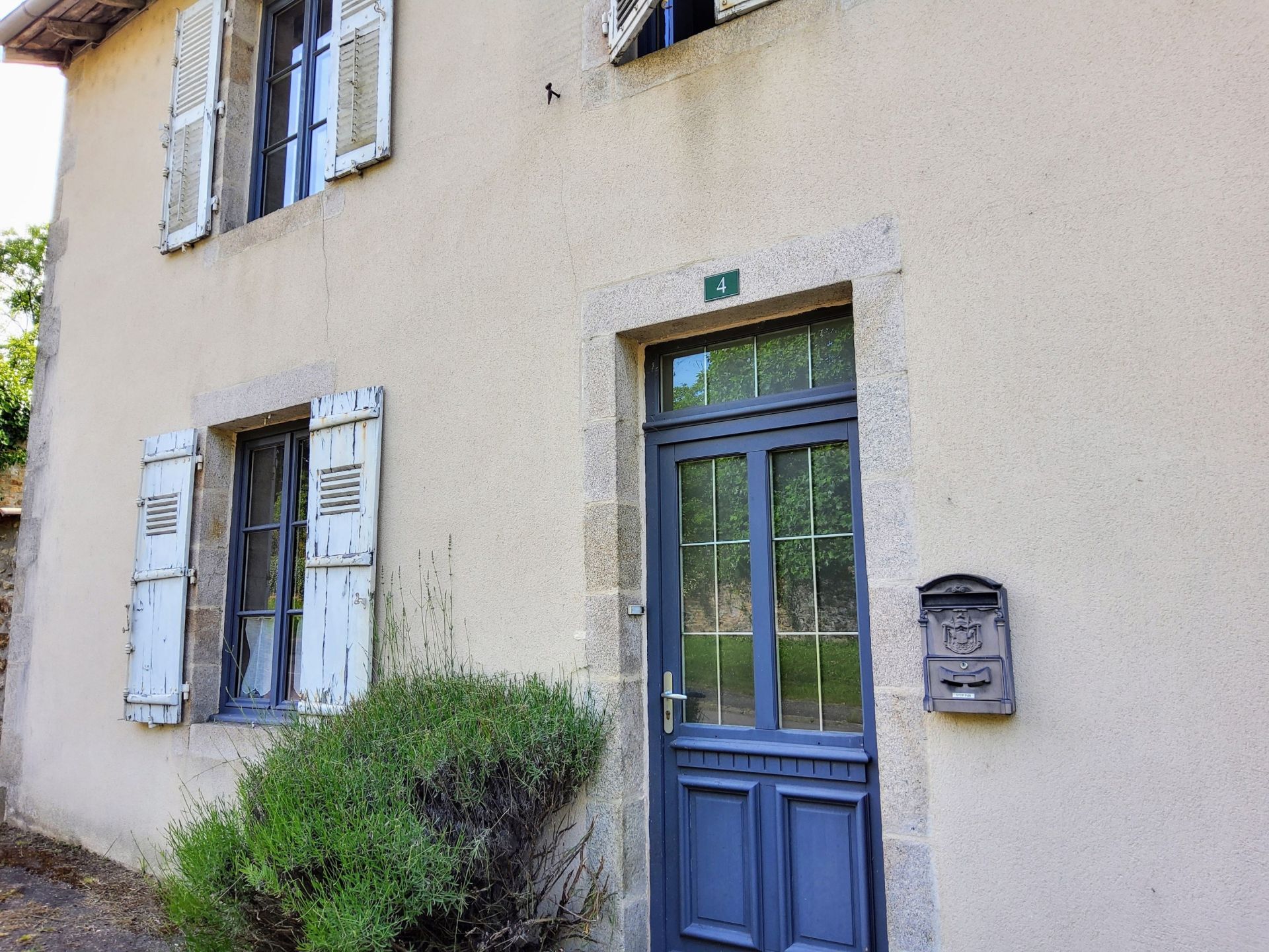 propriété 8 Pièces en vente sur CHALUS (87230)