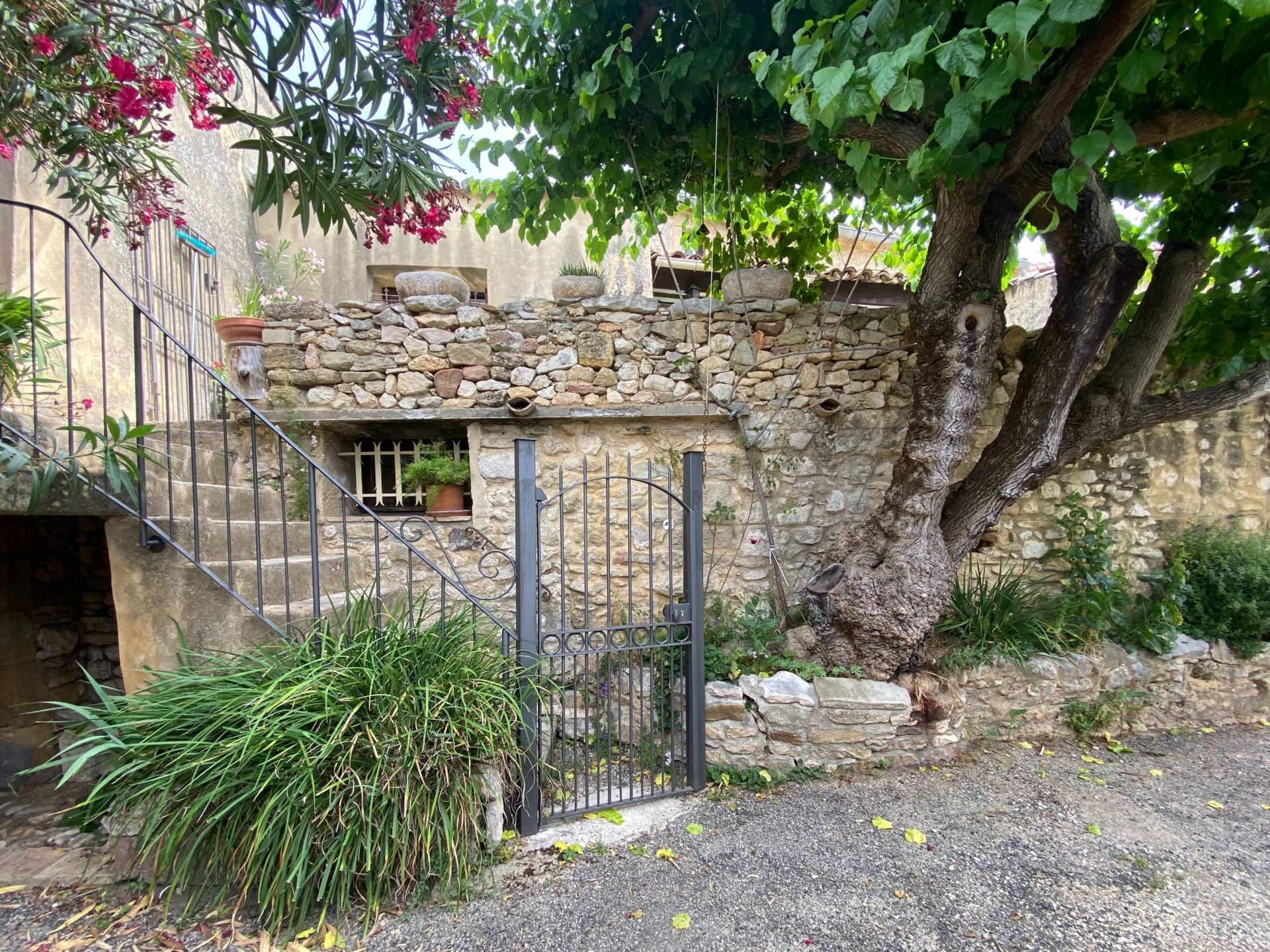  6 Pièces en vente sur FLAUX (30700)