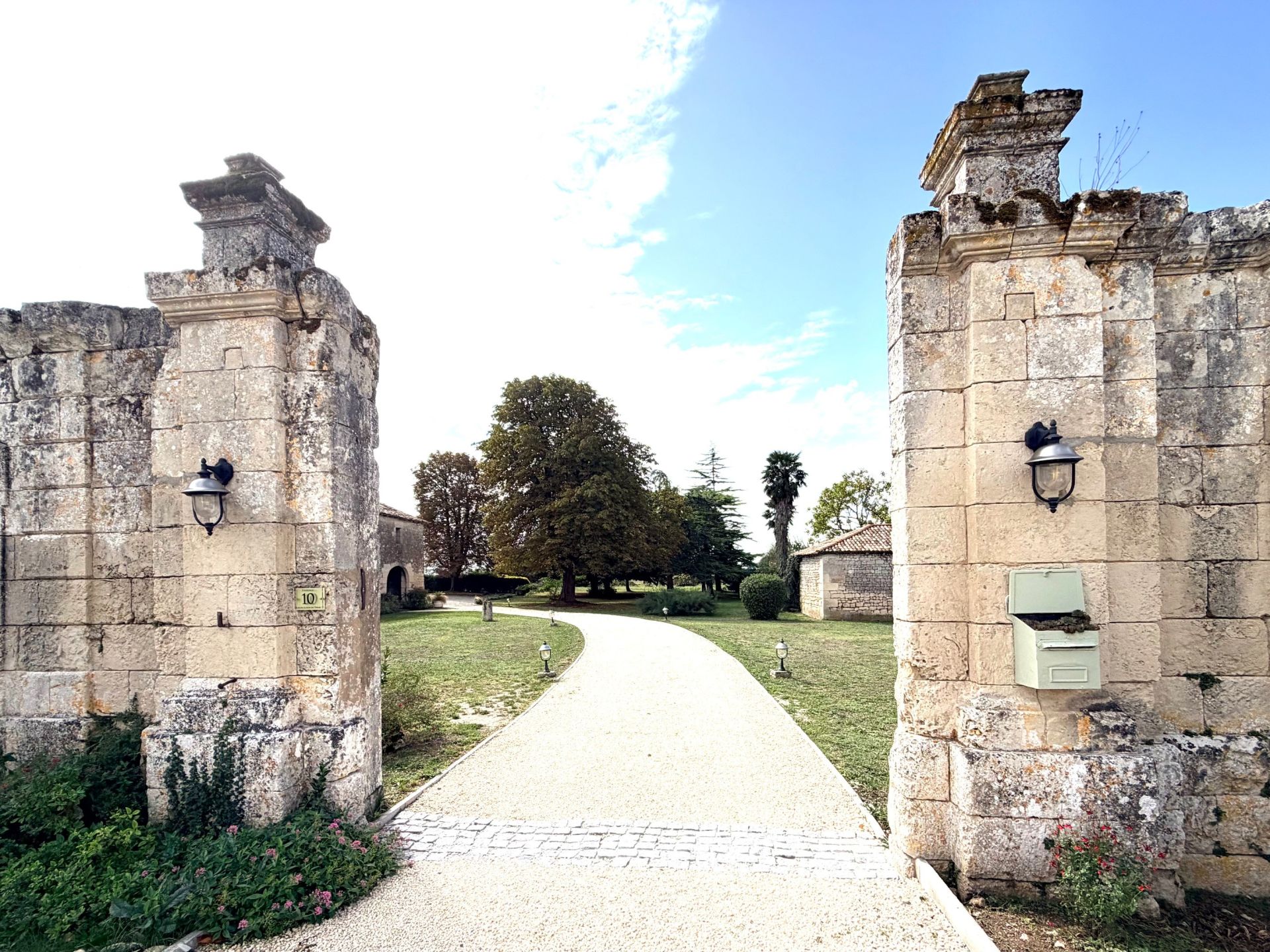 maison de maître 10 Pièces en vente sur LORIGNAC (17240)
