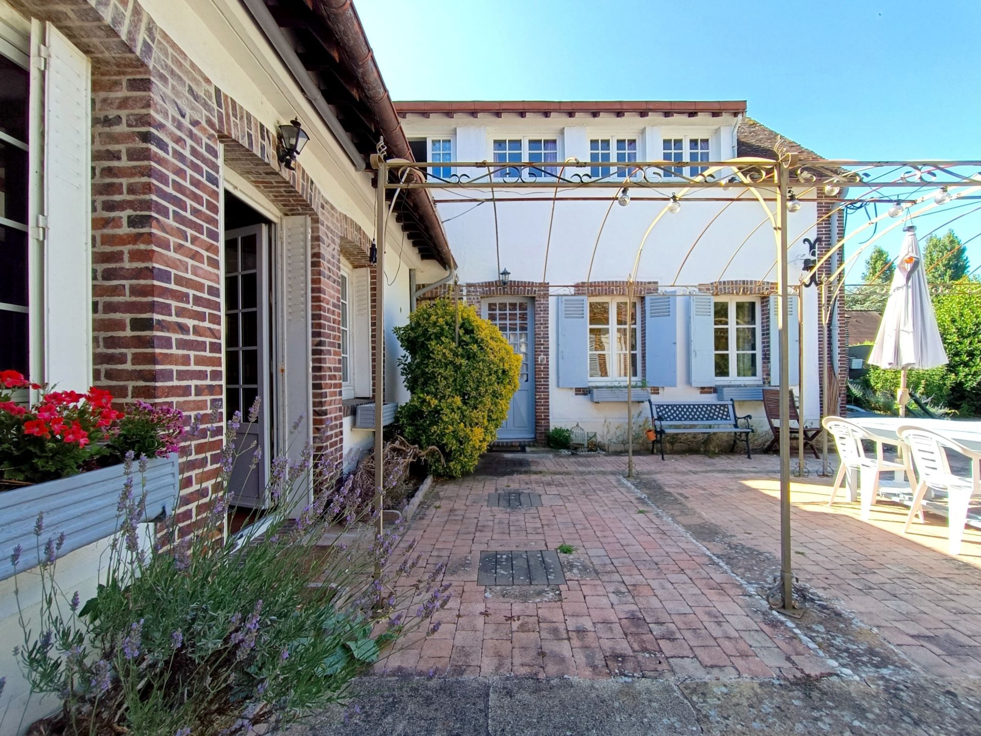 propriété 18 Pièces en vente sur CHERISY (28500)