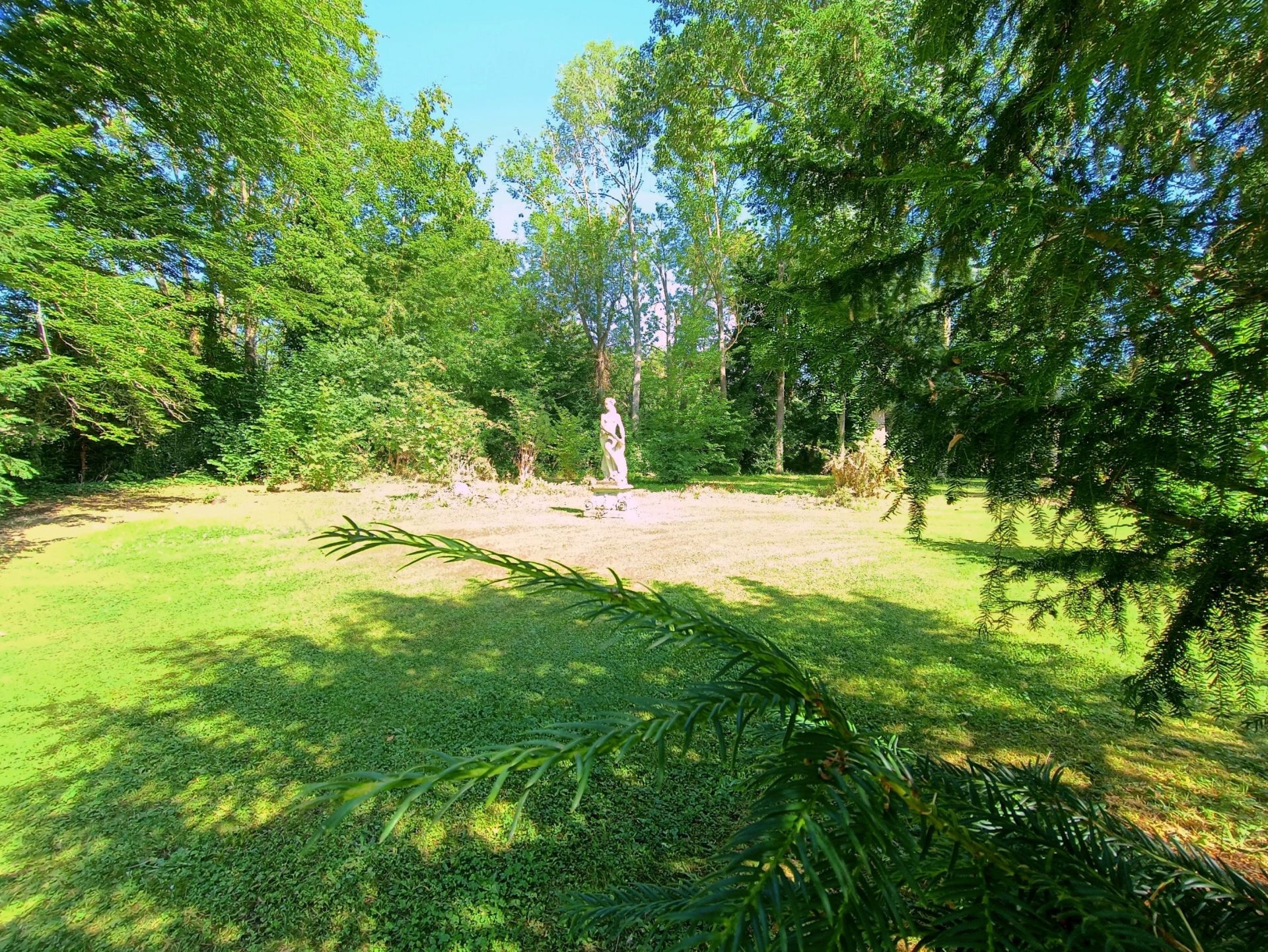 propriété 18 Pièces en vente sur CHERISY (28500)