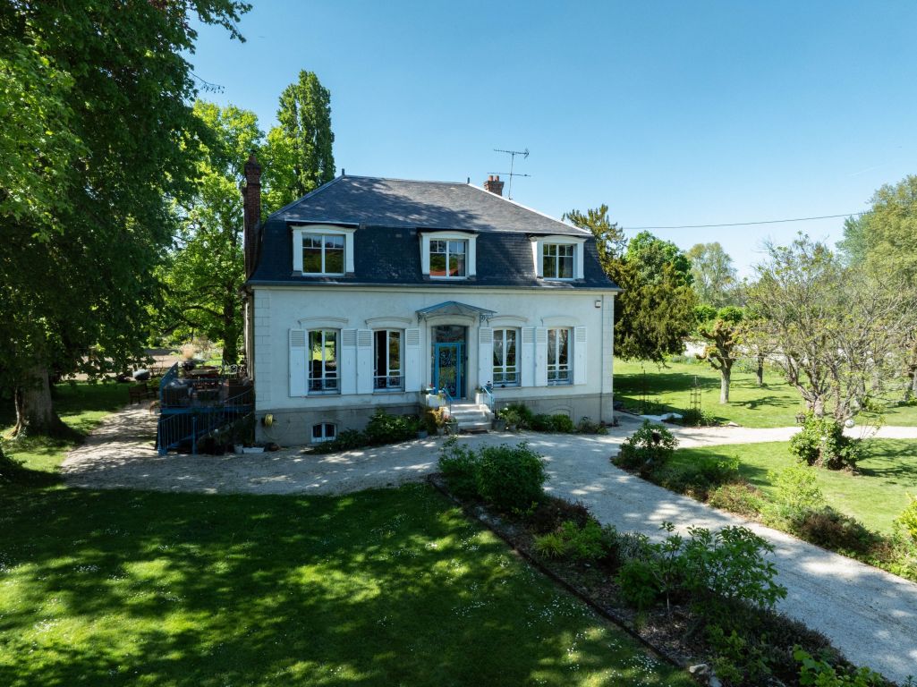 Sale Mansion 7&nbsp;rooms 244&nbsp;m² Germigny-l'Évêque