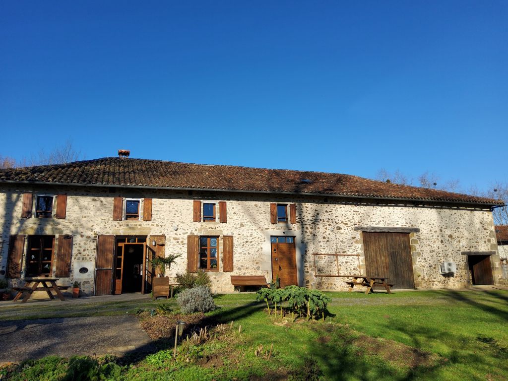 Vente Maison 9 Pièces 325 m² Saint-Quentin-sur-Charente