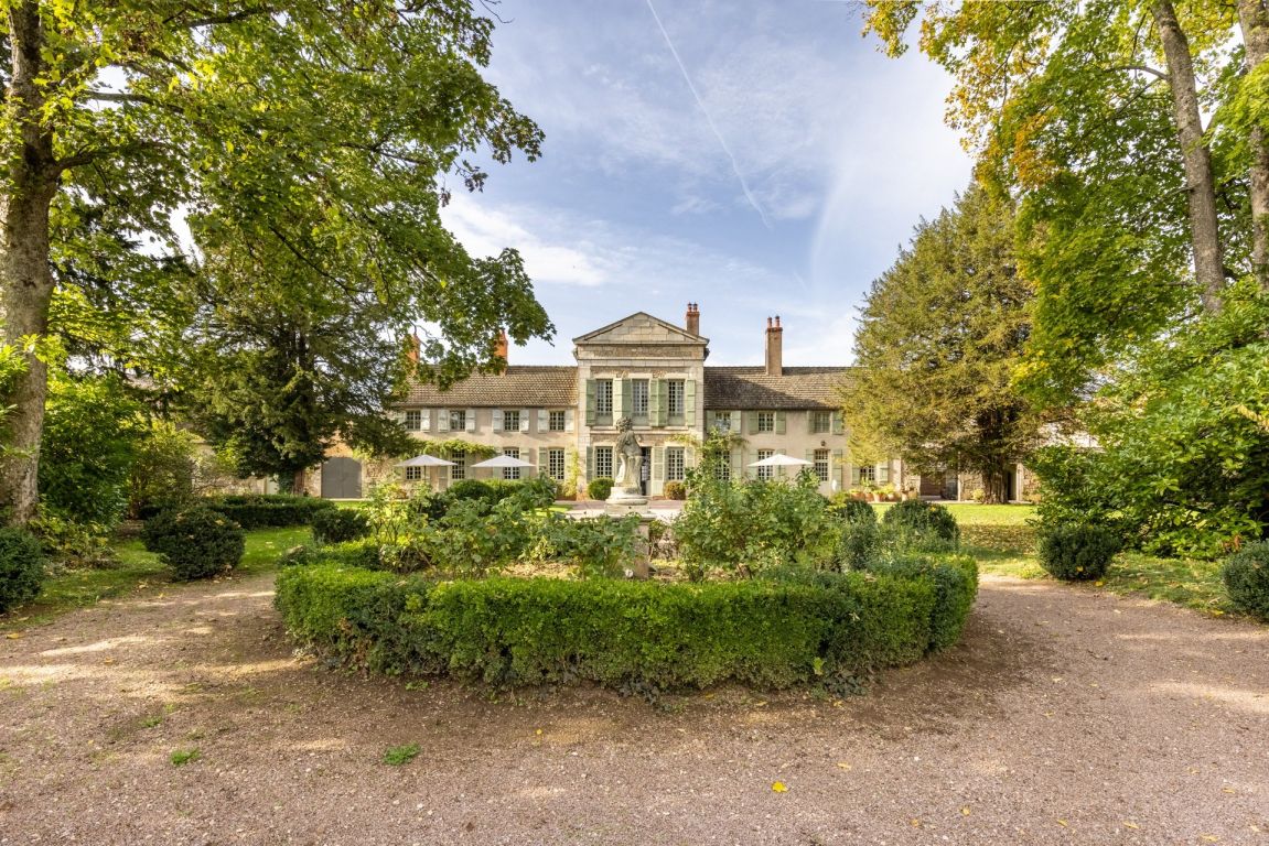 maison bourgeoise 15 Pièces en vente sur GIVRY (71640) - Plus de details