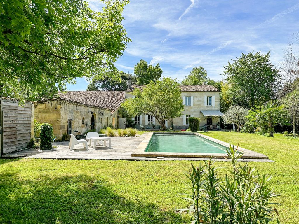 Vente Maison 8&nbsp;Pièces 356&nbsp;m² Les Artigues-de-Lussac