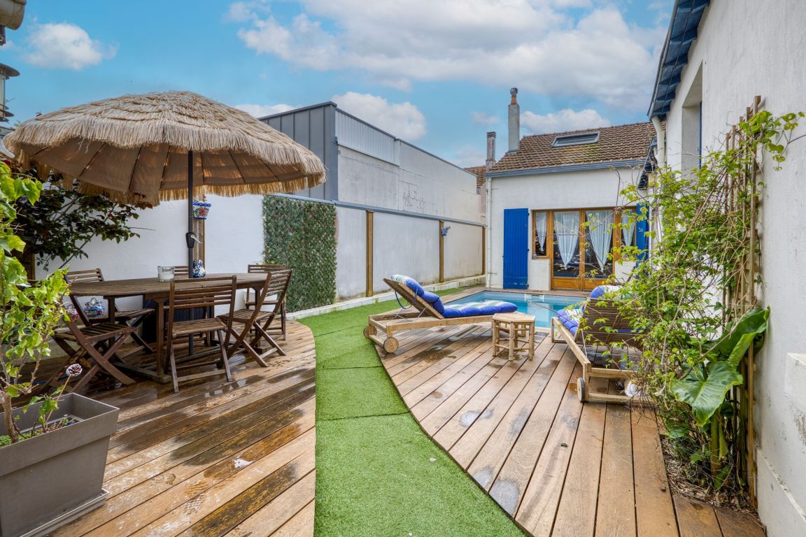 house 8 rooms for sale on LA ROCHELLE (17000) - See details