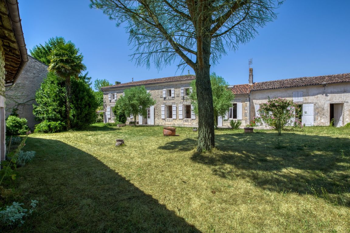 maison 9 Pièces en vente sur VERVANT (17400) - Plus de details