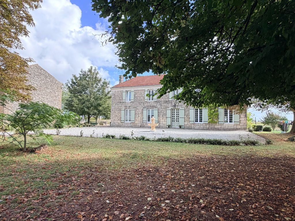 maison de maître 10 Pièces en vente sur LORIGNAC (17240) - Plus de details