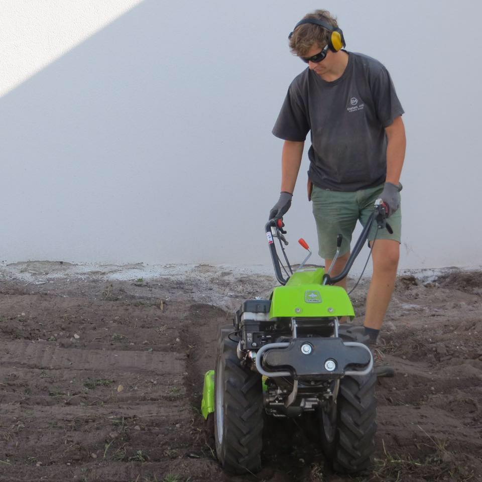 Simon Hirtz jardinier paysagiste avec une tondeuse